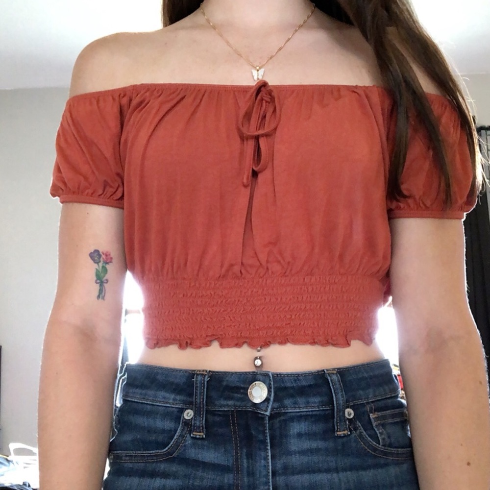 Off shoulder crop top - Picture 2 of 3